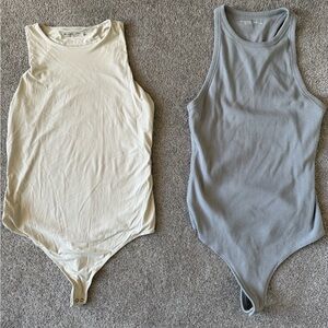 Set of Two Sleeveless Bodysuits in Cream and Gray